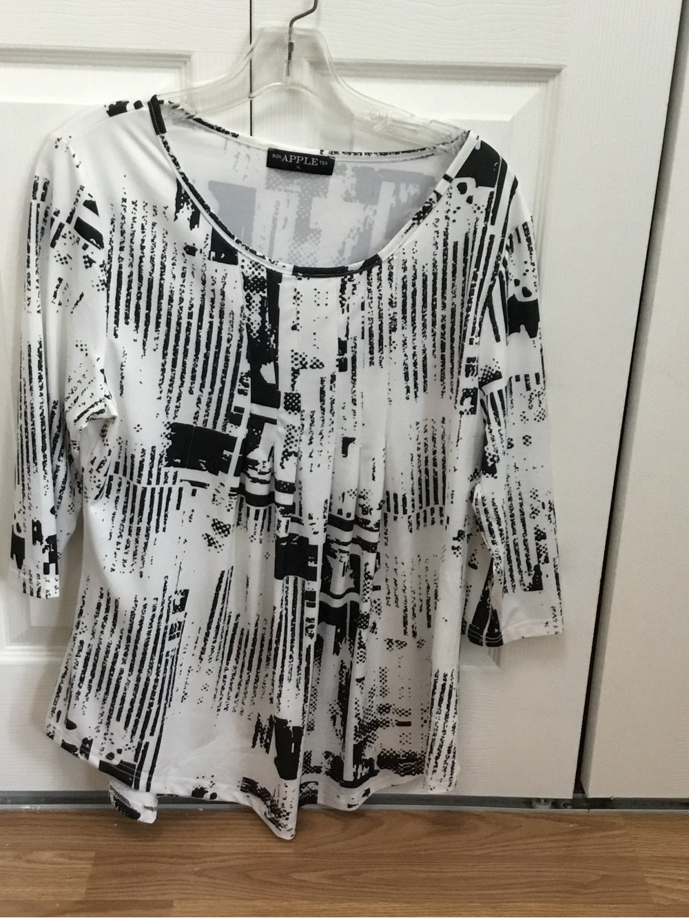 3/4 Sleeve Abstract Print Scoop Neck Top - Black & White